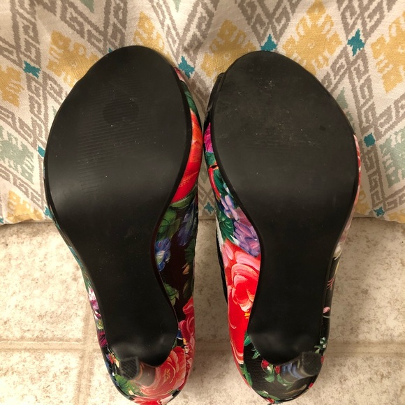 NEW Steve Madden Floral Strappy Heels - Picture 5 of 5